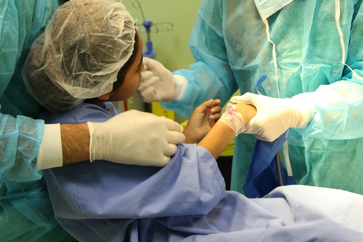 手術を受けるサルワさん © Candida Lobes/MSF