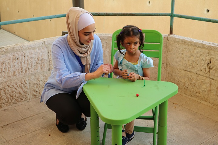 リハビリに励む義手の女の子　© MSF