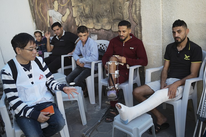 ガザの診療所で診察を待つ男性たち　© Toru Yokota