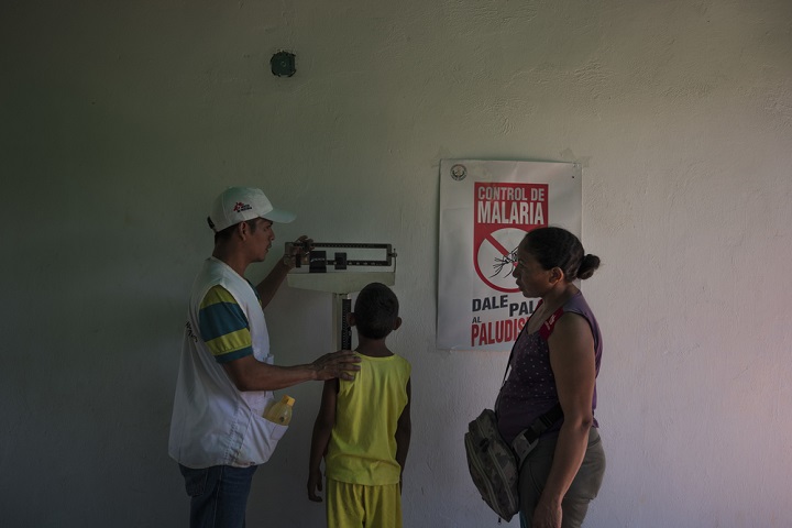 MSFの健康教育担当スタッフを務めるヨシュア・ノナト（左） © Adriana Loureiro Fernandez