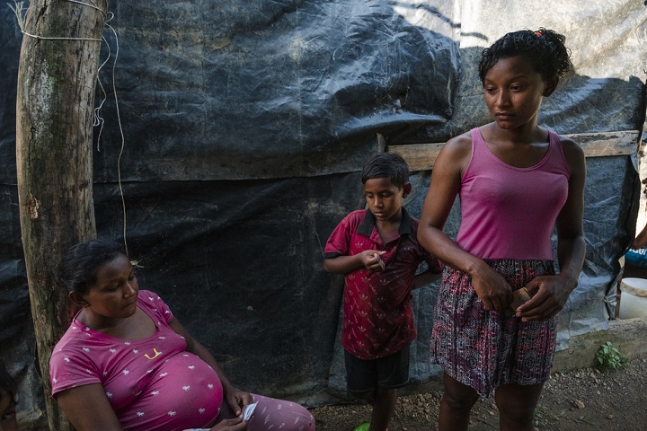 40回もマラリアに罹ったという女性（右） © Adriana Loureiro Fernandez