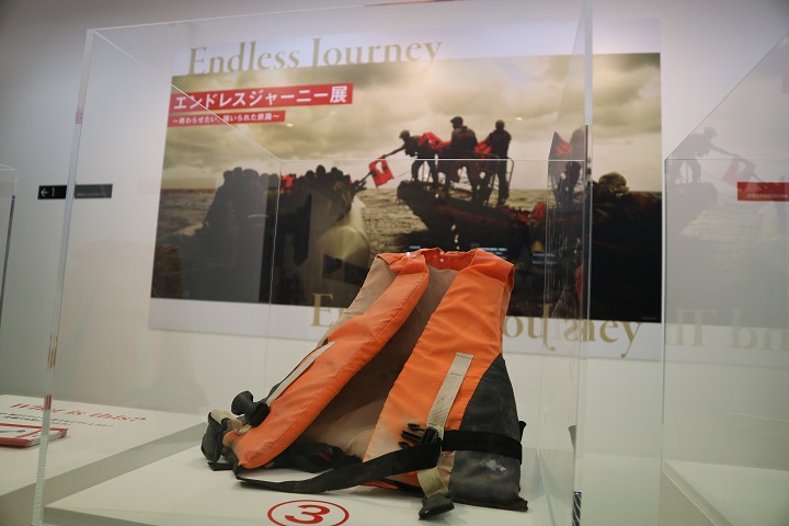 「エンドレスジャーニー展」の会場で展示された、子ども用のライフジャケット。渋谷氏が、ギリシャから持ち帰った現物 © MSF