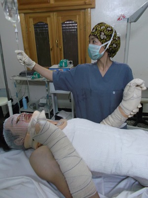 やけどを負った患者のケアをする看護師の白川=2013年 © Yuko Shirakawa
