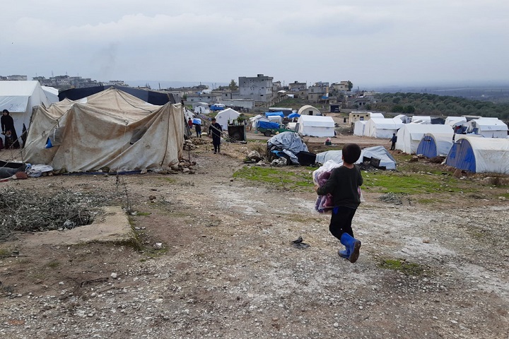 MSFから配布された毛布を持ち帰る少年(シリア北西部の避難民キャンプにて) © MSF