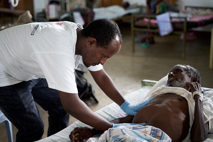 カラアザールとHIVに重複感染した患者を診察するMSF医療スタッフ＝2018年　© Gabriele François Casini/MSF