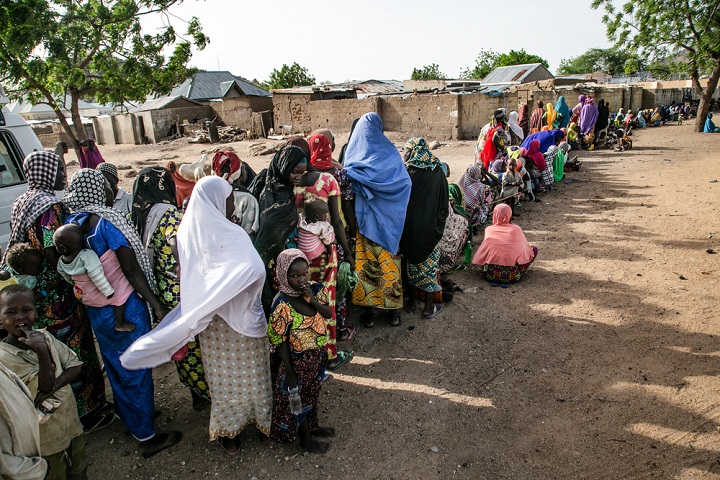 物資の配給を待つ避難者 © Igor Barbero/MSF