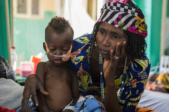 北東部ボルノ州にあるMSFの病院で治療を受ける子どもとその母親＝2017年 © Anna Surinyach/MSF