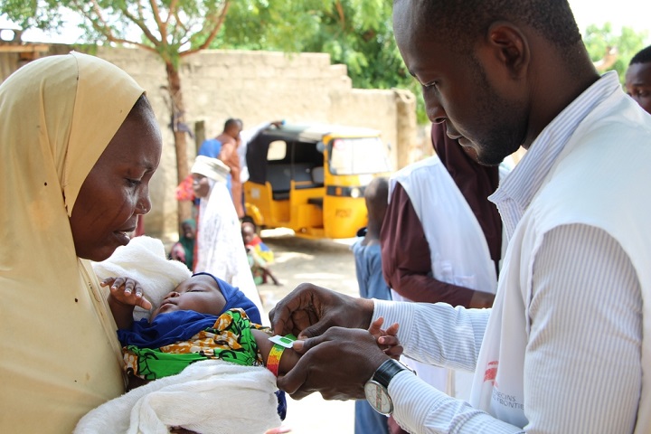 避難民キャンプで生活する赤ちゃんの健康状態を確かめるMSFスタッフ © Yuna Cho/MSF