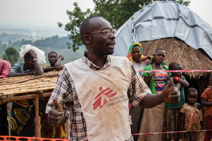 カンベ・キャンプにて支援活動に従事するMSFスタッフ　© Solen Mourlon/MSF 