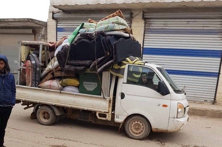 家財道具を積んだ車で避難する人びと © MSF