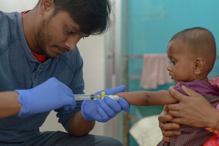 はしかに感染した子どもを治療するMSFスタッフ　©Tariq Adnan/MSF