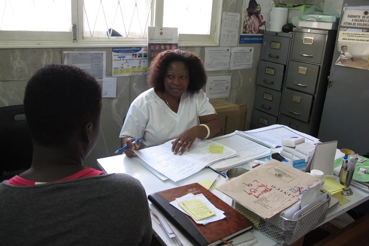 子宮頸がんのスクリーニングで女性の話を聞くMSFの看護師（モザンビーク）＝2014年　© Sarah-Eve Hammond/MSF