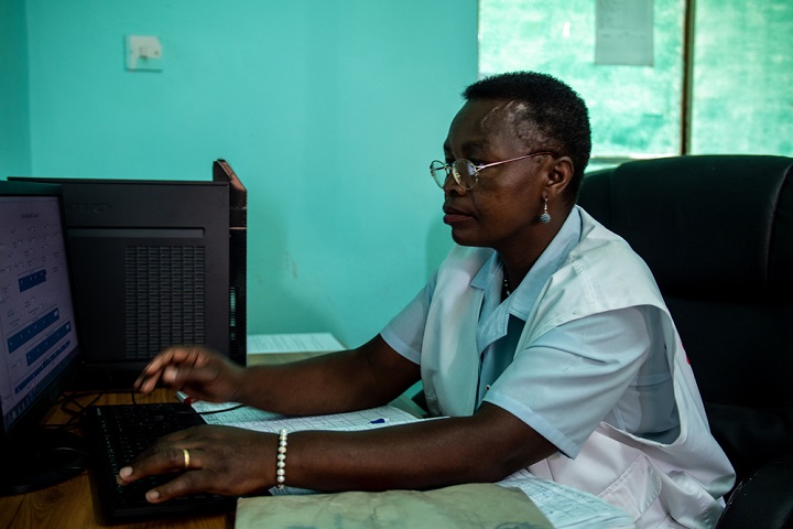 検診結果のデータを入力する看護師（ジンバブエ）　© Nyasha Kadandara/MSF