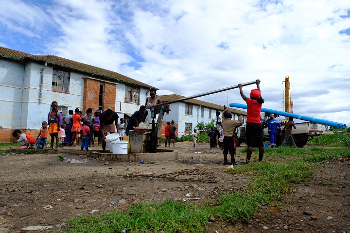 ムバレの集合住宅地区では、2万人余りの飲み水がこの手押しポンプの井戸1基にかかっている。MSFはポンプと給水栓のついた新しい井戸を掘削するともに、地元の共同保健クラブに向けて、給水所管理と疫学調査についての研修を実施している。©Samuel Sieber/MSF