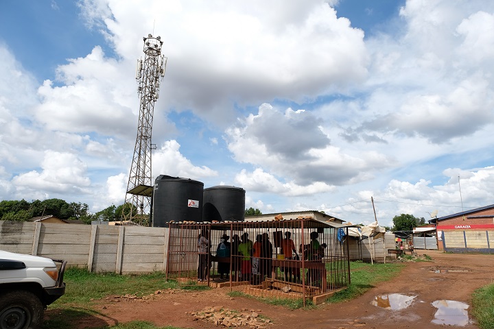 クワザナ共同保健クラブが会合を開いている様子。クワザナ地区では、浅井戸と手掘り井戸を中心にして腸チフスが流行した。その対策として、MSFは複数の井戸を新設・修復してきた。© Samuel Sieber/MSF