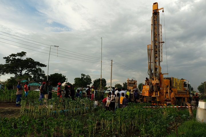 MSFは、革新的な修復・掘削技術を用いて、ジンバブエ国内70カ所余りに新しい井戸をもたらした。© Samuel Sieber/MSF