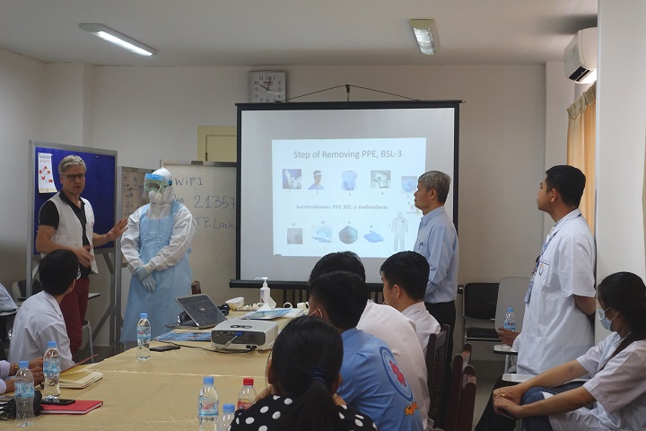 カンボジアで医療スタッフを対象に行った研修 防護具の着用方法などを伝えた © MSF