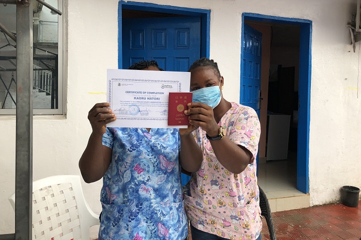 検疫生活14日目に手交されたリベリア保健省発行の終了証明書　　ⓒ MSF