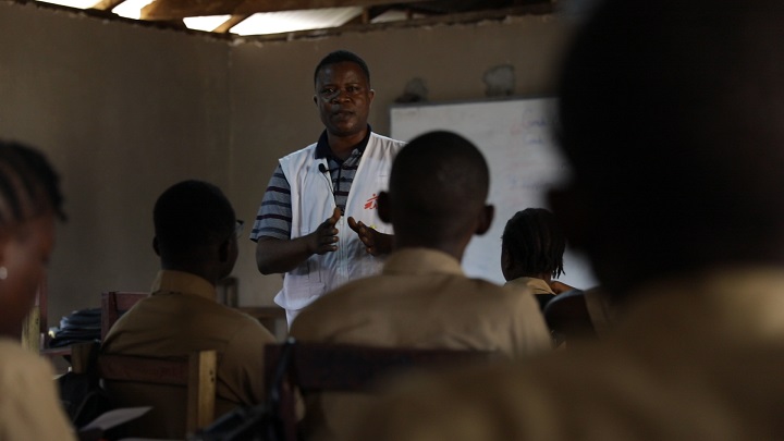 てんかんに関する知識を学校の生徒たちに伝えるMSFスタッフ（リベリアにて）。この病気に対しては、いまだに社会的な誤解や偏見が根強い。　©Armelle Loiseau/MSF　