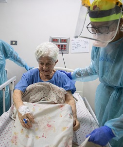 新型コロナ病棟で治療を受ける女性
（ベネズエラ）　© Carlos Becerra/MSF