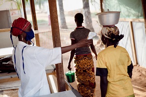 病院の入り口での検温（中央アフリカ共和国）
© Adrienne Surprenant/Collectif Item 