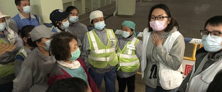ウイルスの感染予防法などを伝えるMSFスタッフ（香港）© Shuk Lim Cheung/MSF
