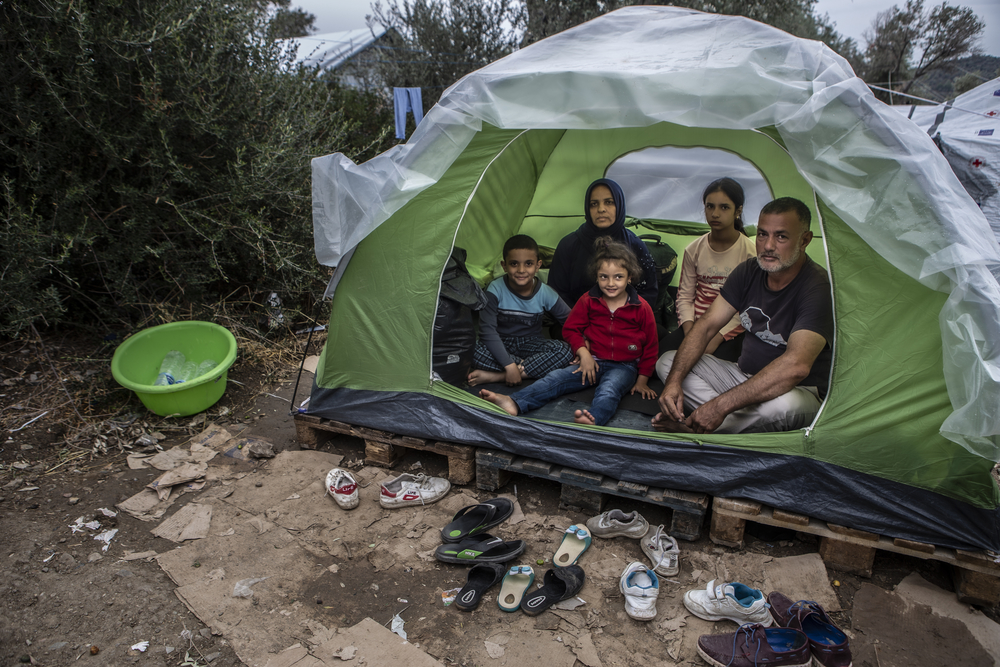 モリア難民キャンプにてテント暮らしを続ける家族 © Anna Pantelia / MSF