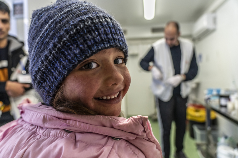 やけどを負って難民キャンプ内の診療所に来た6歳の少女 © Anna Pantelia / MSF