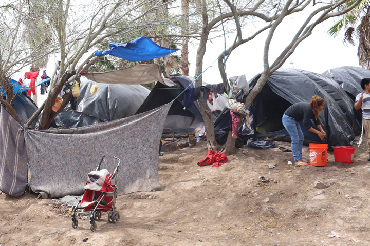 難民申請者や移民が密集状態で生活するキャンプ（メキシコ）© MSF　