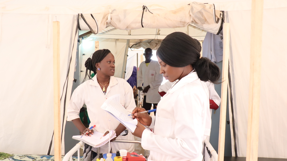 ブルキナファソで医療援助活動に従事するMSFスタッフたち © Noelie Sawadogo/MS