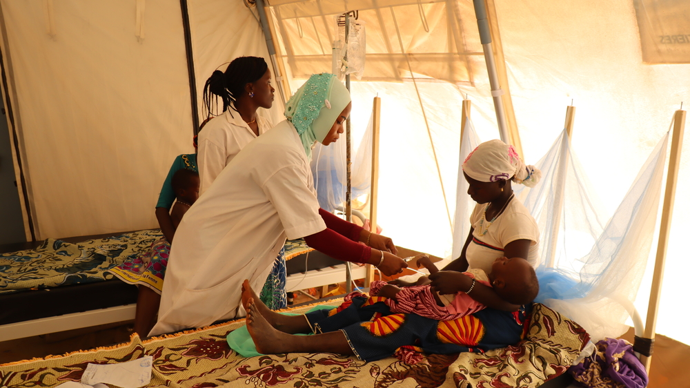 ブルキナファソで医療援助活動にあたるMSFスタッフ © Noelie Sawadogo/MSF 