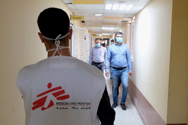 イブン・アル・ハティーブ病院内で感染予防の対策を進める © MSF