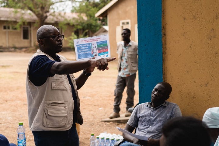 新型コロナウイルス感染症患者受け入れに関する研修をするMSFスタッフ（南スーダン）　© Gabriele Francois Casini