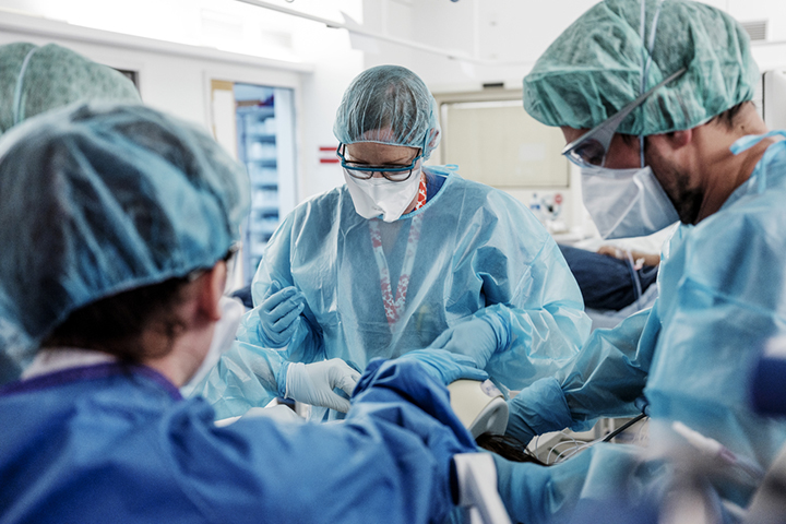 新型コロナウイルス感染症の対応にあたるツィンマーマン看護師（中央）　©Nora Teylouni / MSF