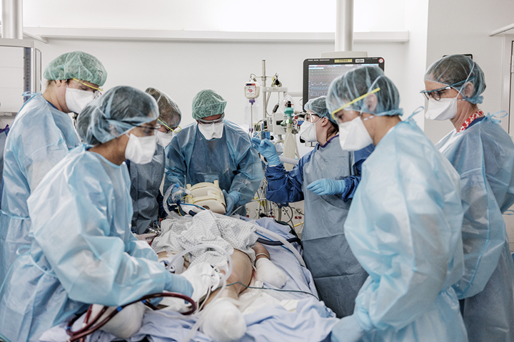 集中治療室での新型コロナウイルス感染患者への治療　　© Nora Teylouni / MSF