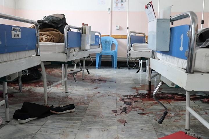 床に残る血痕。この病室には出産を終えたばかりの母親たちがいた © Frederic Bonnot/MSF