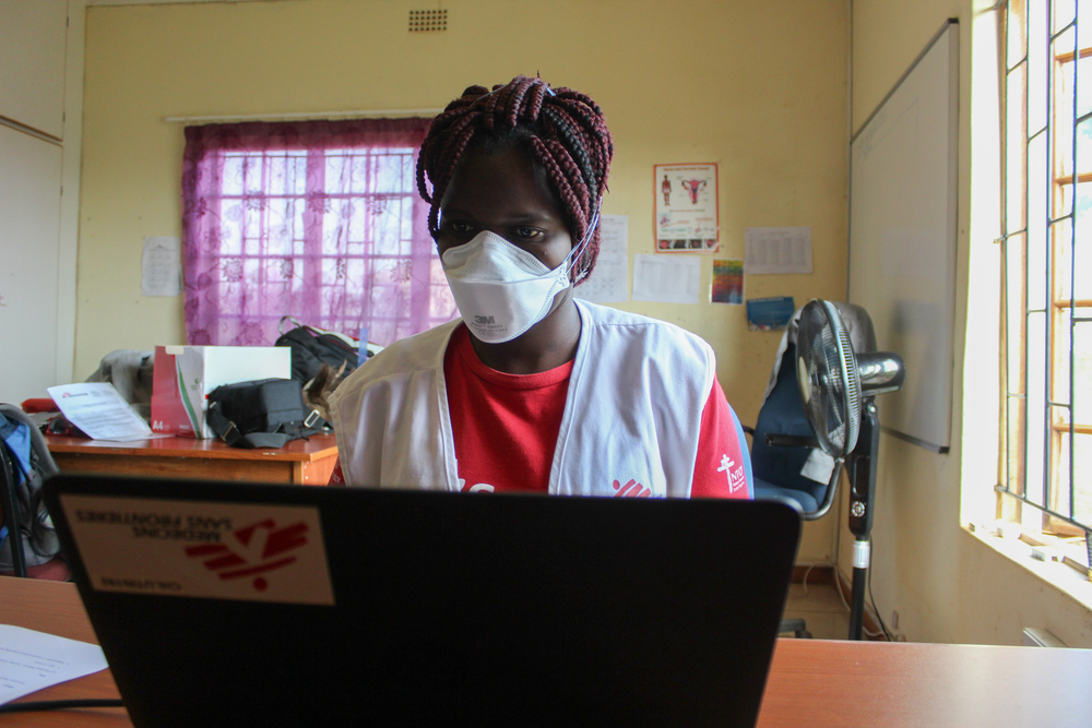 ビデオ観察療法(VOT)によって結核患者の様子を確認するMSF看護師 © MSF/Jakub Hein