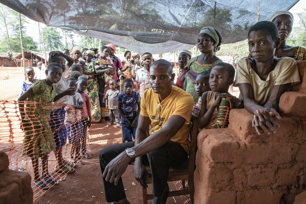 子どもにワクチン接種を受けさせに来たモンガラ州ボソ・マンジ保健地区リカサ村の村民たち © MSF/Caroline Thirion