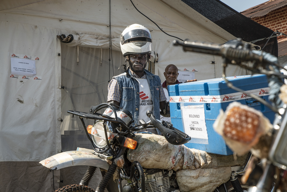 集団予防接種と治療支援にあたるMSF現地スタッフ © MSF/Caroline Thirion