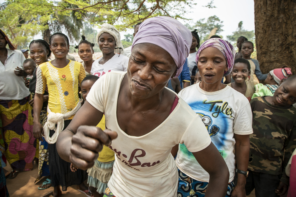 ボソ・マンジ保健地区マカオ村におけるはしか啓発集会で温かい歓迎を受けるMSF健康教育チーム。この数日後には、保健省と合同で集団予防接種を実施した。© MSF/Caroline Thirion