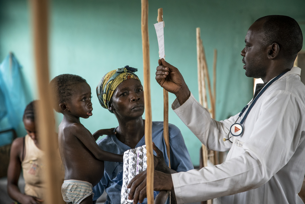 ムビサ・エメ・コセンゲちゃん（3歳）は、はしかに感染した影響で、熱、発疹、口内炎があり、はしかのせいで結核にかかり、栄養失調状態にある。ボソ・マンジ保健地区の総合基幹病院にて、MSFチームによる治療を受けて10日目の様子。間もなく退院し、家族の暮らす55キロメートル先の村に帰れる見込みだ。 © MSF/Caroline Thirion