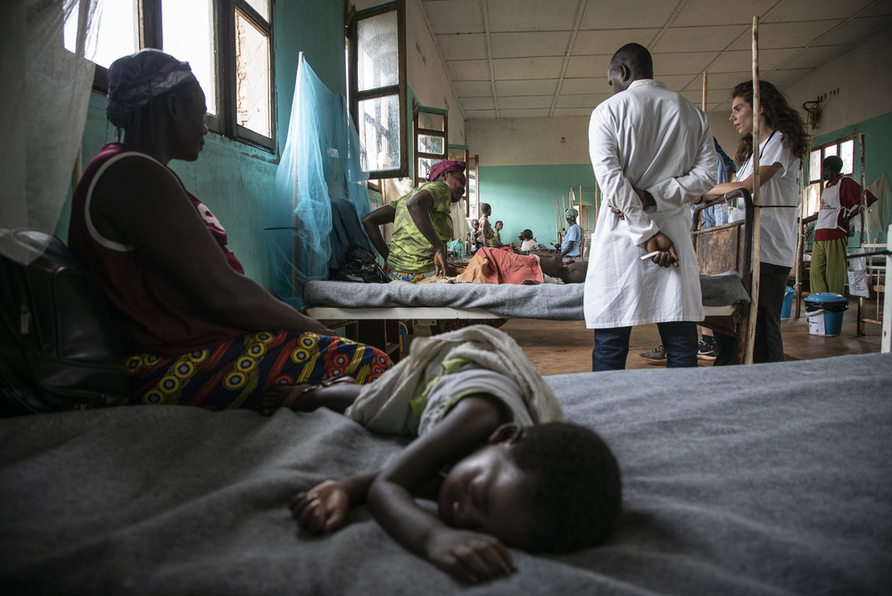 MSFが支援する総合基幹病院にはしか重症者が移送されてきた © MSF/Caroline Thirion