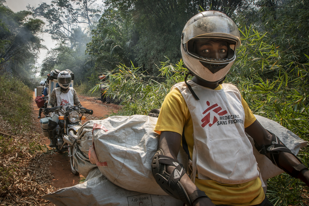 はしか流行被害が深刻となっているボソ・マンジ保健地区。バイクを使って、交通の便の悪い同地区にはしかワクチンを届けるMSFスタッフたち。© MSF/Caroline Thirion