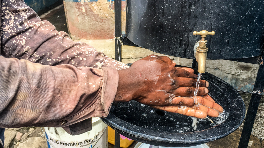 MSFの設置した手洗い場にて手を洗う地元住民 © Paul Odongo/MSF