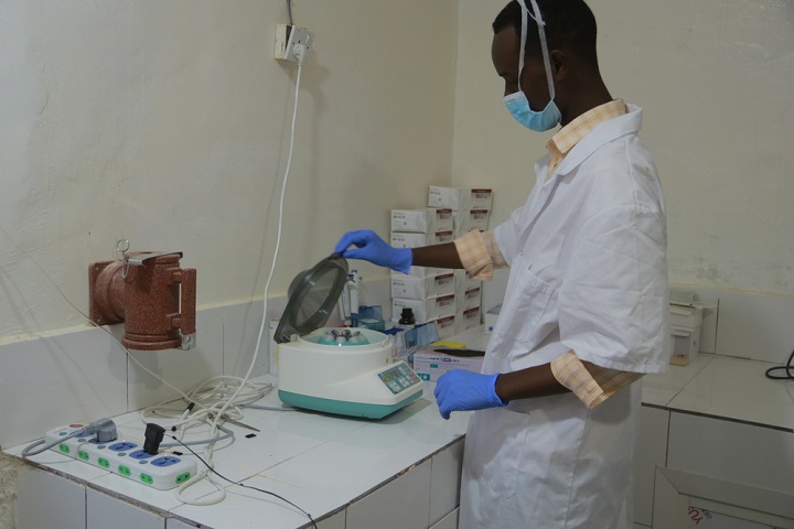 ソマリア中部ガルカヨの病院で医薬品を準備するスタッフ　© MSF
