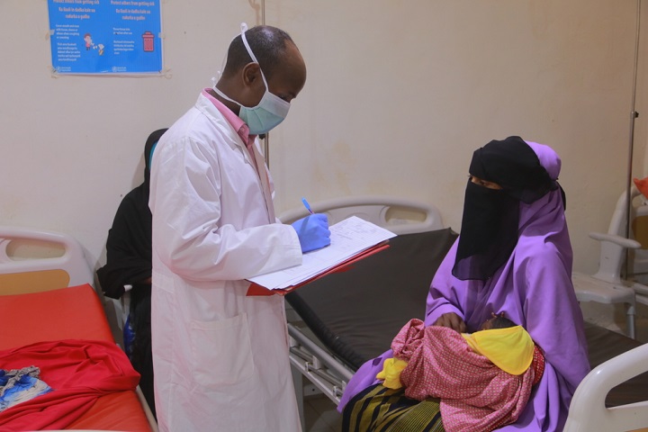 栄養治療センターで患者の健康状態を確認する医療スタッフ　© MSF