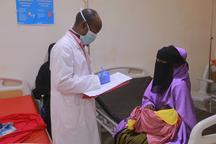 栄養治療センターで患者の健康状態を確認する医療スタッフ © MSF