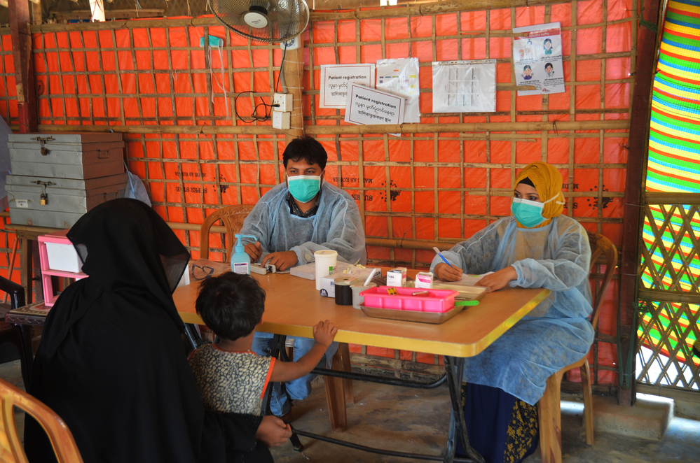 ロヒンギャ難民キャンプ内の医療施設にて患者に対応するMSFスタッフ © MSF/Daniella Ritzau-Reid
