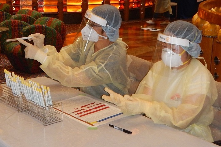 PCR検査を行うMSFスタッフ＝写真提供：厚生労働省DMAT事務局 小早川義貴医師