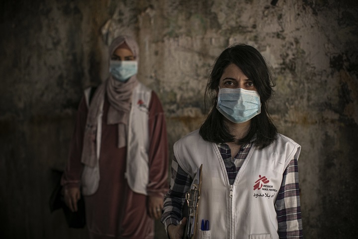 難民キャンプでの訪問ケアにあたるMSFの看護師とヘルスプロモーター　© Diego Ibarra Sánchez